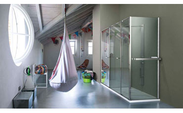 Trasparenza e comfort con cabina doccia Twin e Parete radiante by Vismara Vetro