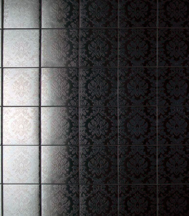 La serie Maiolica di Casamood, gres porcellanato smaltato per il bagno