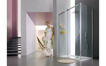 Slide è la nuova collezione di cabine doccia con apertura ad anta scorrevole realizzata da Vismara Vetro