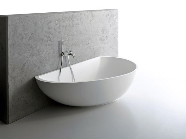 La vasca da bagno Vanity di Mastella Design è la soluzione ideale per rispondere ad esigenze di spazio contenuto